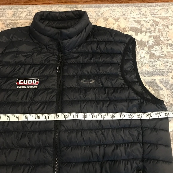 Oakley Men's Black Puffer Vest - Picture 5 of 5